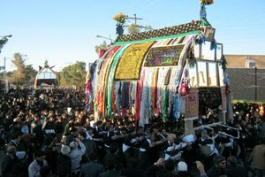 اجرای آیین نخل گردانی همراه با تعزیه خوانی در گناباد