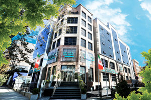 برگ زرین دی در فصلی نو ورق خورد