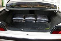 کشف 40 کیلو تریاک از سواری پژو پارس در شهرضا 