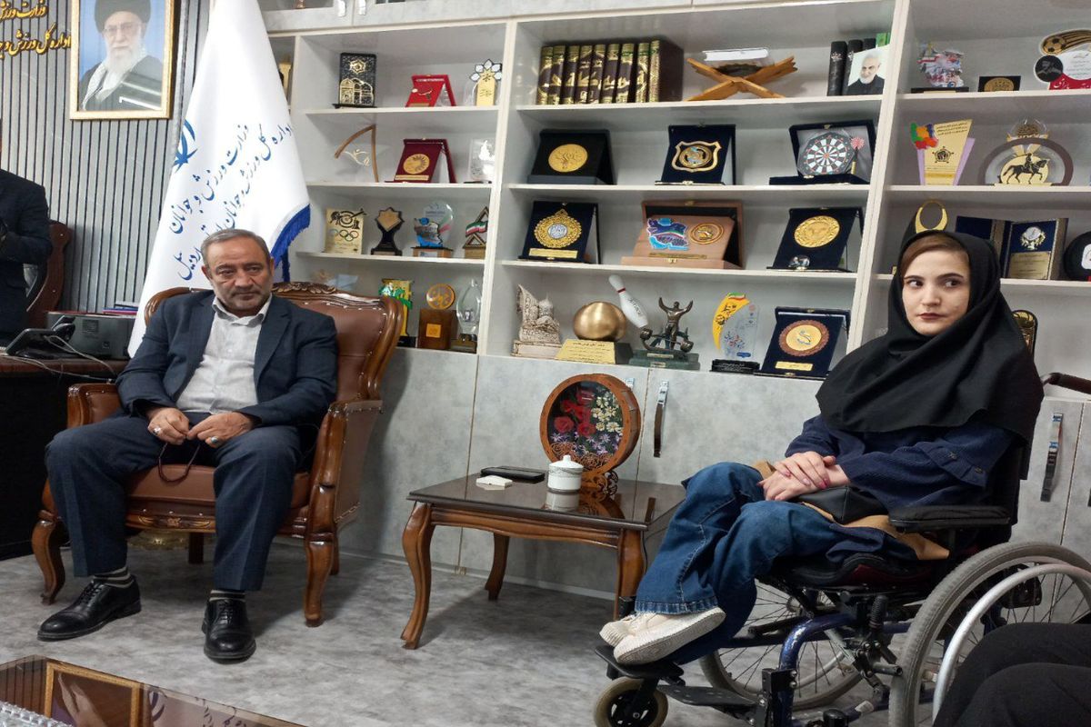دیدار مدیرکل ورزش و جوانان استان با بانوی قهرمان ویلچرران اردبیل 
