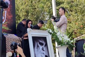 سایه با زبان و شعرش حرفهای خود را زده است