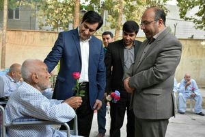 مدیرکل بهزیستی لرستان به دیدار سالمندان مرکز صدیق رفت