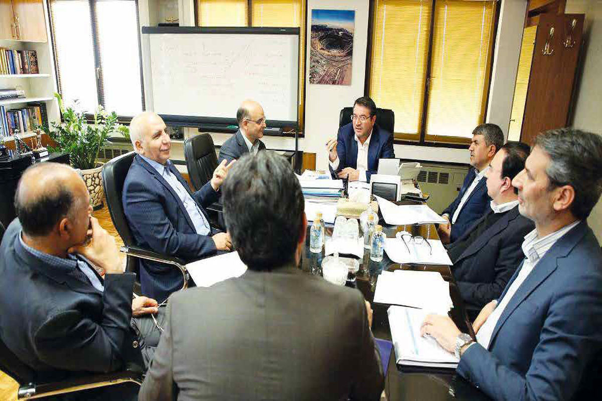 نشست وزیر صنعت، معدن و تجارت با جمعی از تولیدکنندگان فولاد