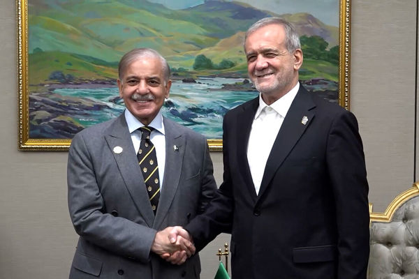 تهران و اسلام‌آباد بر تسریع اجرای توافقات تأکید کردند