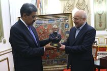 رئیس مجلس هدیه خانواده شهید سلیمانی را به رئیس جمهور ونزوئلا رساند