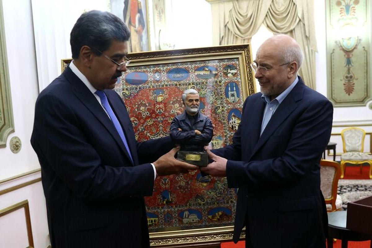 رئیس مجلس هدیه خانواده شهید سلیمانی را به رئیس جمهور ونزوئلا رساند