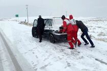 امدادرسانی جمعیت هلال‌احمر به درراه‌ماندگان برف و کولاک در محور فارسان – شهرکرد