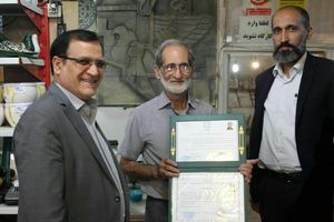اعطای گواهینامه نشان اعتماد به کارگاه سفال زرین فام در قم