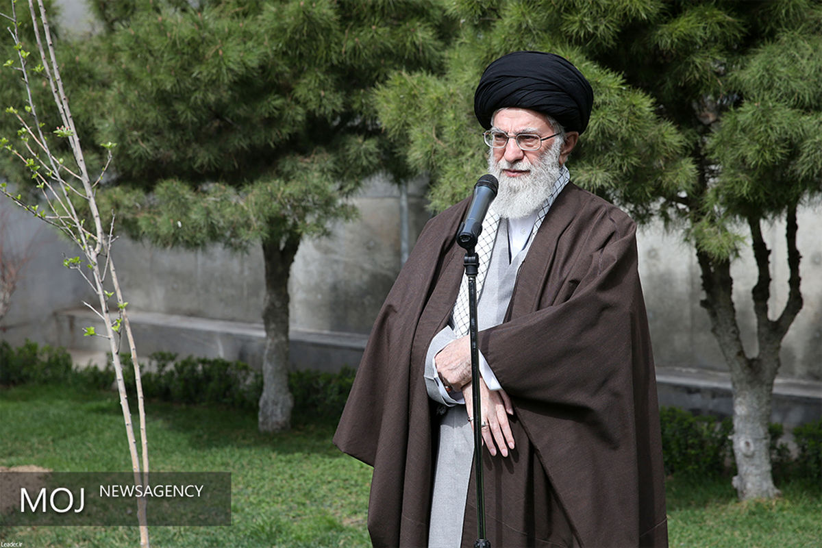 کاشت درخت توسط مقام معظم رهبری در روز درختکاری