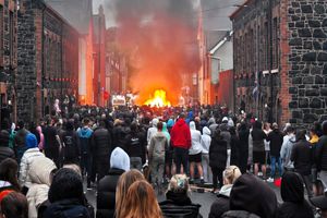  ۱۵ افسر پلیس ایرلند پس از مواجهه با حمله‌های گسترده از سوی تظاهرکنندگان مجروح شدند