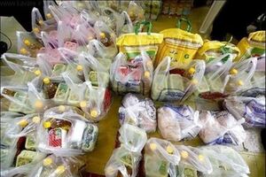 توزیع 150 سبد غذایی  بین نیازمندان توسط هلال احمر شهرضا 