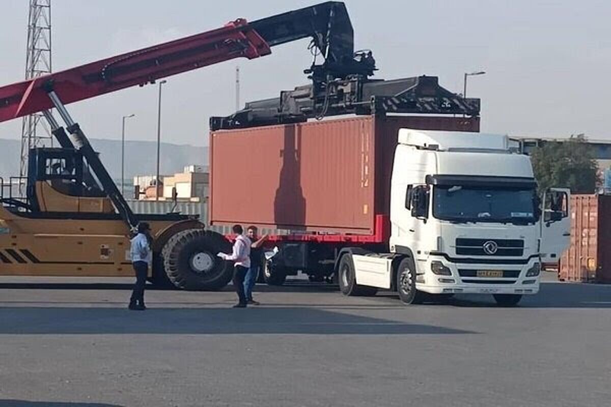 قطعات خودرو از بندر شهید رجایی 