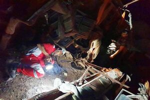 در حادثه واژگونی اتوبوس زاهدان ۱۰ نفر مصدوم و ۲ نفر جان باختند