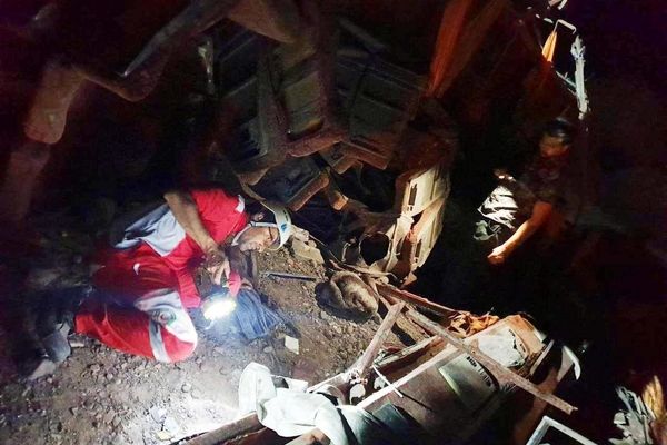 در حادثه واژگونی اتوبوس زاهدان ۱۰ نفر مصدوم و ۲ نفر جان باختند