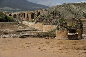 عملیات بازسازی و مرمت پل کشکان آغاز شد/ سیل، صنعت گردشگری لرستان را با چالش روبرو کرد