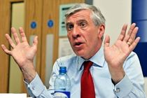 ترامپ به موضوعات بین‌المللی نگاهی سطحی و بچه‌گانه دارد/ عربستان بخشی از مشکلات منطقه است