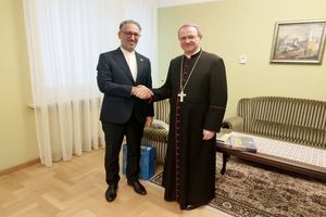 گفت‌وگوی سفیر ایران با اسقف اعظم لهستان