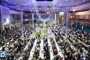 سفره افطاری ساده در حرم بانوی کرامت