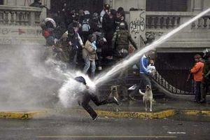 آب‌پاش‌های فشارقوی در برابر فریاد معترضان لس‌آنجلس