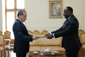 «تاماکولو واتارا»استوارنامه خود را تقدیم «عراقچی» کرد