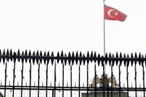 تظاهرات‌کنندگان در استانبول پرچم کنسولگری هلند را پایین کشیدند