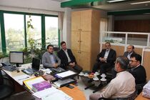 مدیر کل امور اقتصادی و دارایی خراسان رضوی با کارمند آزاده دیدار کرد