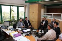 مدیر کل امور اقتصادی و دارایی خراسان رضوی با کارمند آزاده دیدار کرد