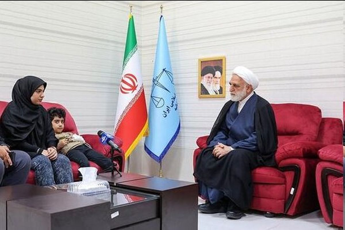 رئیس قوه قضائیه با آرتین سرایداران کودک بازمانده از حمله تروریستی به حرم شاهچراغ دیدار کرد