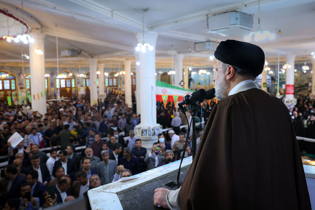 رئیس جمهور در جمع نمازگزاران نمازجمعه برازجان