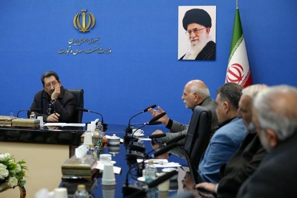 مسئولان اتاق اصناف کشور و امنای بازار با وزیر صمت نشست برگزار کردند