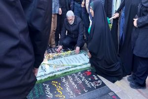 حضور سردار قاآنی بر سر مزار شهید سلیمانی + فیلم