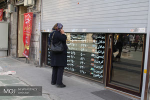 جولان دلالان در زمان غیبت صرافان/خرید و فروش دلار 1500 تومان بالای نرخ اعلامی دولت