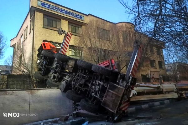 سقوط جرثقیل در تهران به یک مدرسه خسارت زد