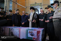 حضور مقام معظم رهبری در کنار پیکر مطهر شهید حججی