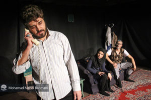 نمایش «مثل سوسوی فانوس آویخته» در قم به روی صحنه می‌رود