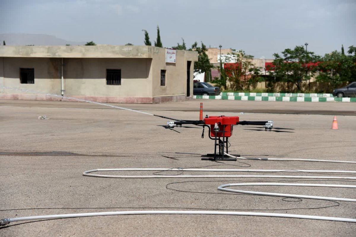 تست عملیاتی اولین پهپاد آتش‌نشانی کشور در شیراز