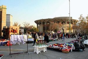 دست فروشان اطراف تئاتر شهر ثبت نام می‌شوند