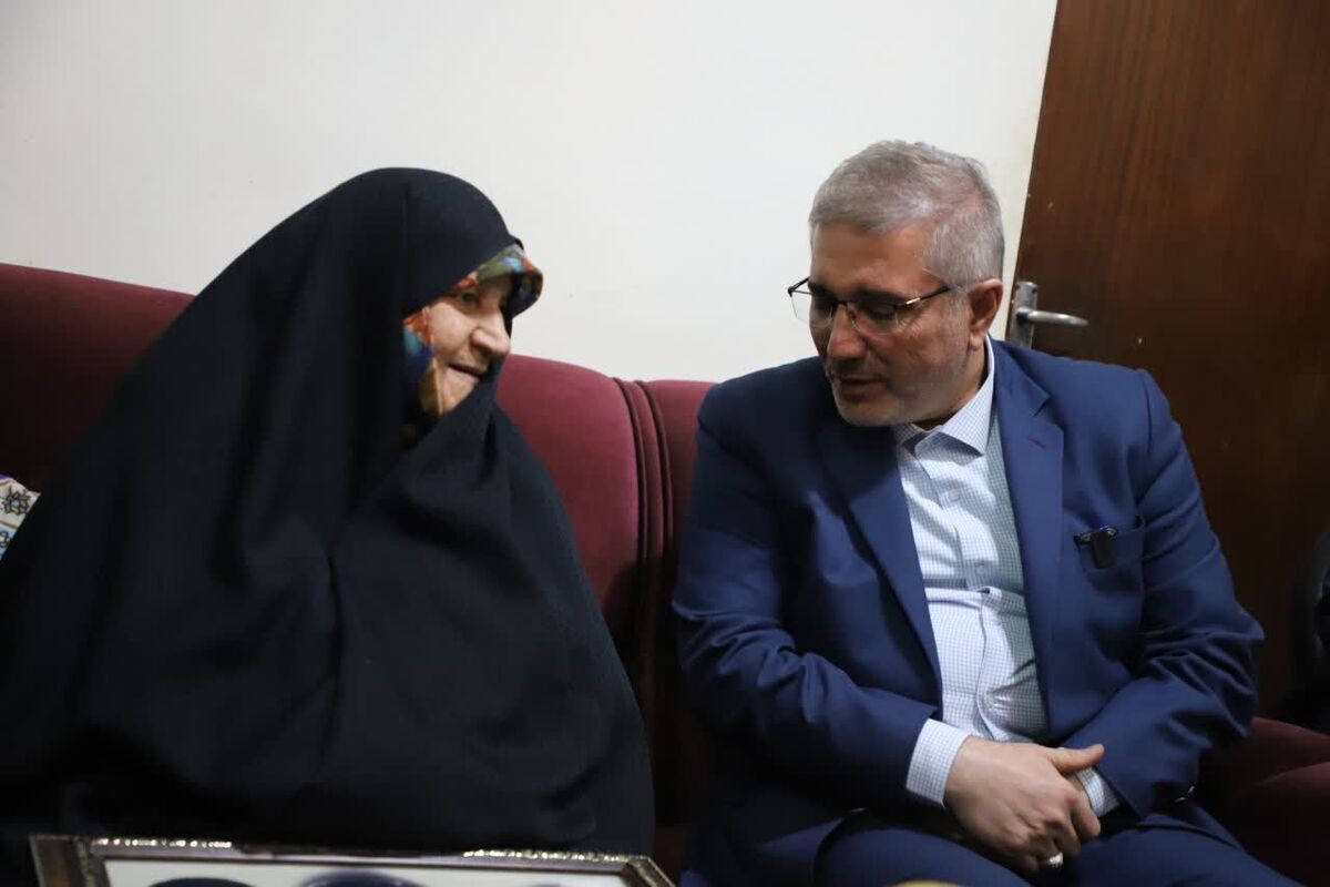 دیدار معاون رئیس‌جمهور با مادر شهیدان یوسفی