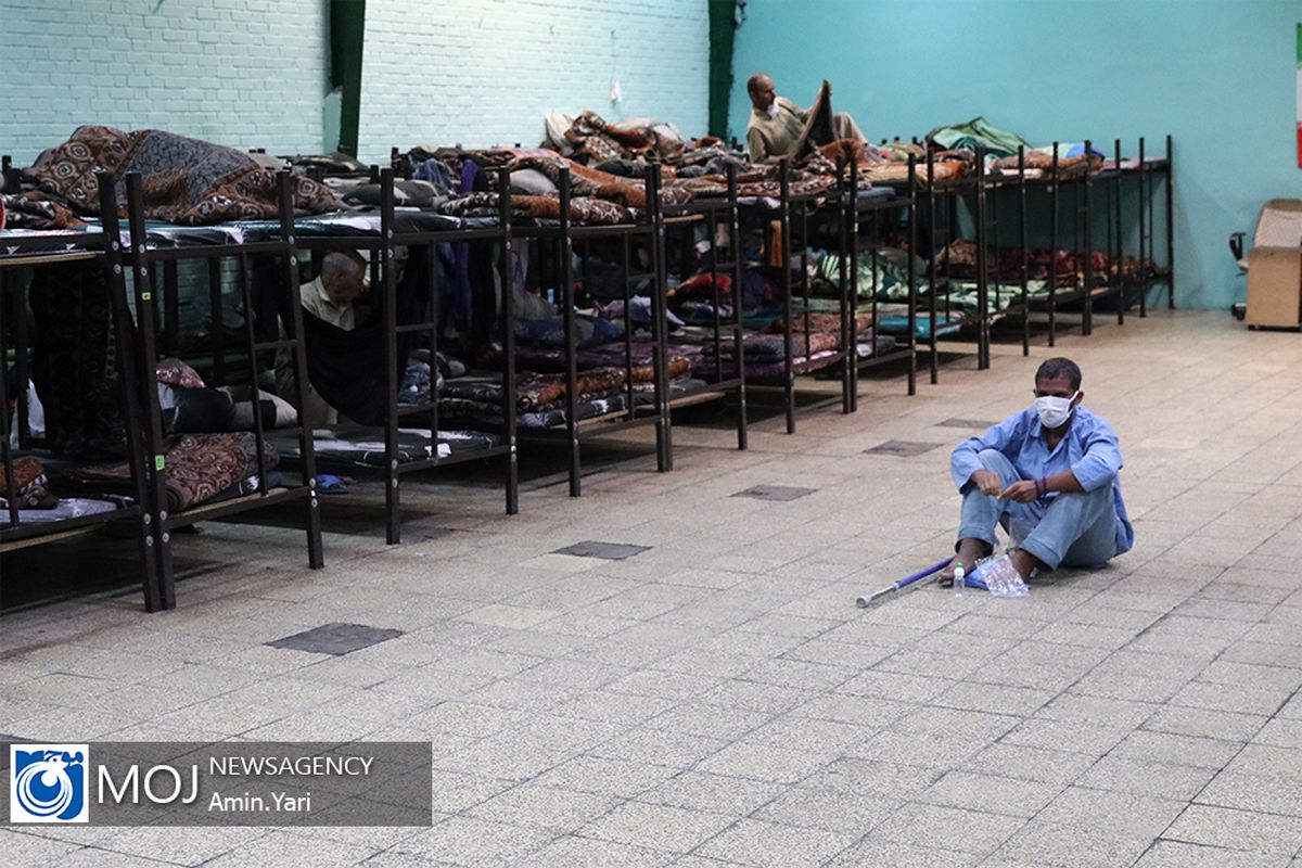 توزیع بسته های مقابله با کرونا در گرمخانه های تهران