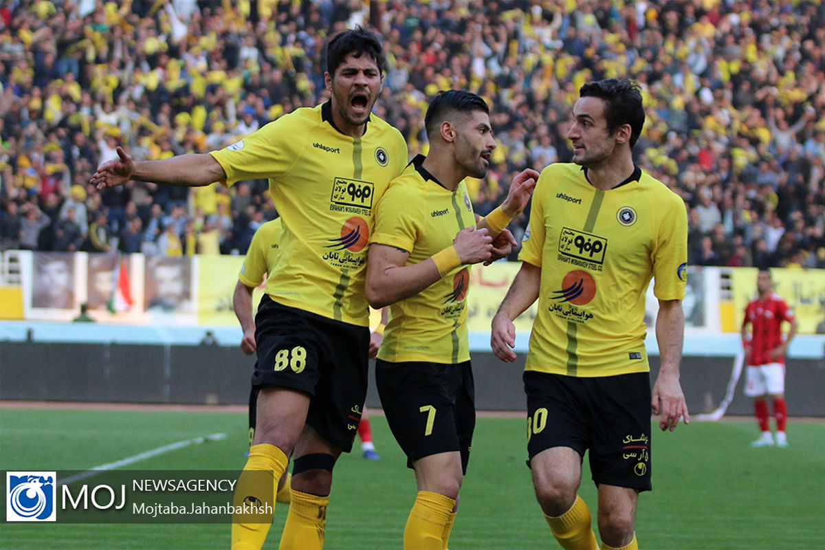دیدار تیم های فوتبال سپاهان و تراکتور سازی