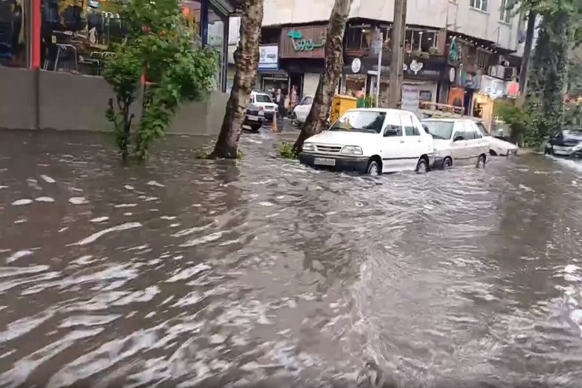 آبگرفتگی معابر رشت در پی بارش شدید باران