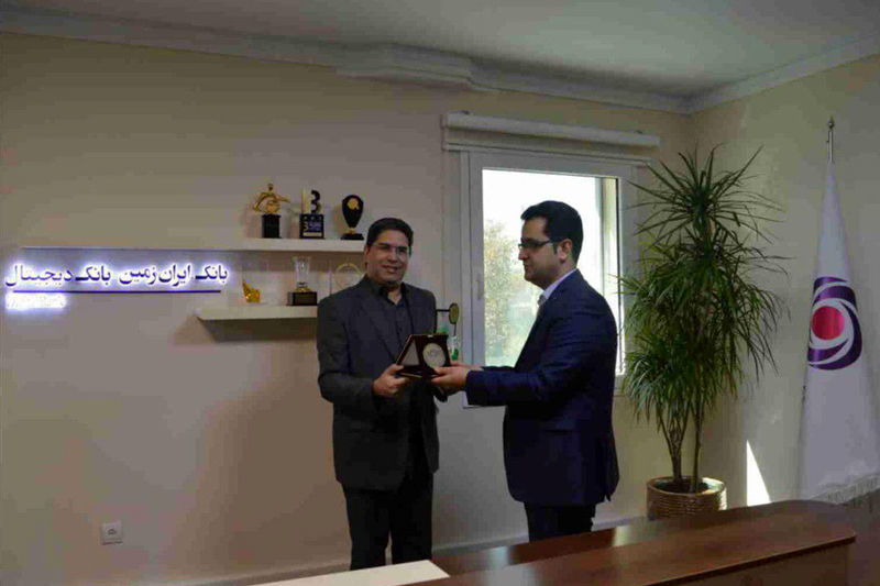 تندیس من هم یک جنگلبانم به بانک ایران زمین اهدا شد