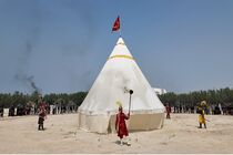 آیین خیمه‌سوزی در کیش؛ عزاداران یاد ظهر عاشورا را زنده کردند+فیلم