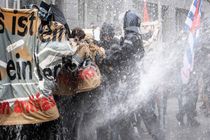 برخورد خشن پلیس انگلیس و آلمان با معترضان به محدودیت‌های کرونایی