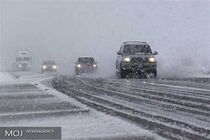 بارش برف و باران در محورهای چهار استان کشور