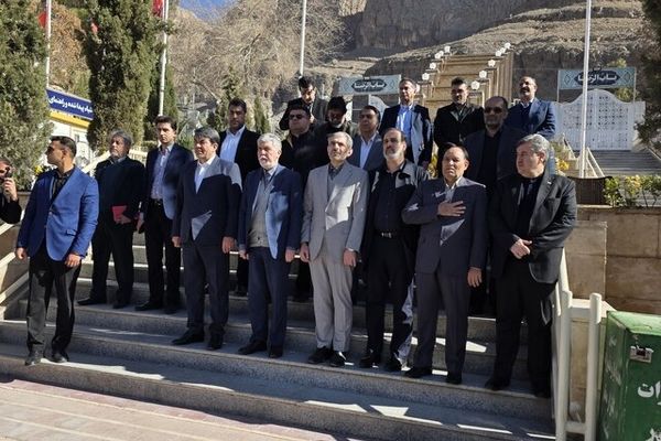 حضور وزیر ارشاد در کرمان و ادای احترام به مقام سردار شهید حاج قاسم سلیمانی 