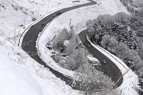 انجام عملیات راهداری زمستانی با استقرار ٧٠٠٠ راهدار در بیش از ۷۰۰ پایگاه راهداری