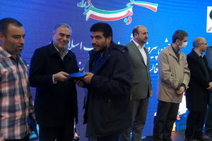 اهدای زمین به خانواده های دارای ۴ فرزند با حضور دستیار ویژه وزیر راه و شهرسازی در بهارستان + تصاویر