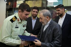 فرمانده حفاظت از شخصیت‌ها و دژبان فراجا با علی اکبر ولایتی دیدار کرد
