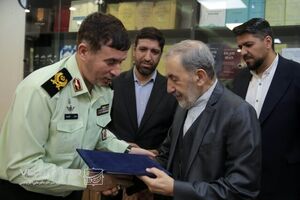 فرمانده حفاظت از شخصیت‌ها و دژبان فراجا با علی اکبر ولایتی دیدار کرد